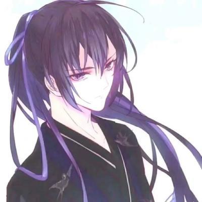 男孩沉迷手机不吃饭 父亲拿棍管教
